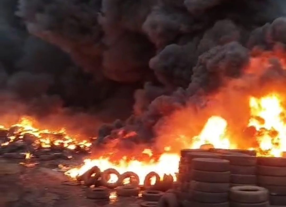 Incêndio de grandes proporções consome depósito de pneus em Pedro Juan Caballero