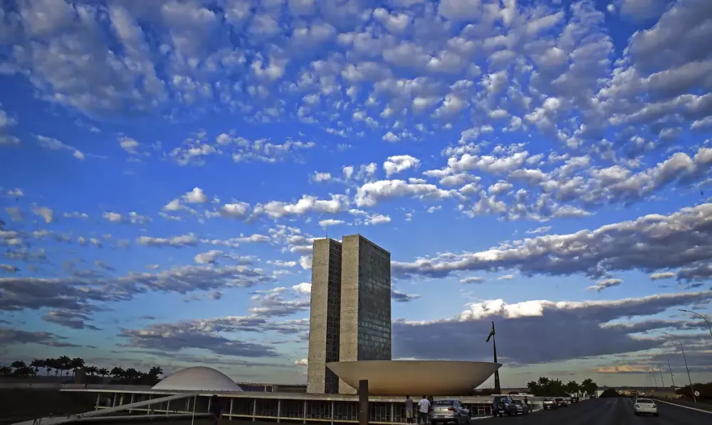 Relator antecipa fim da reeleição para 2030 e CCJ adia votação