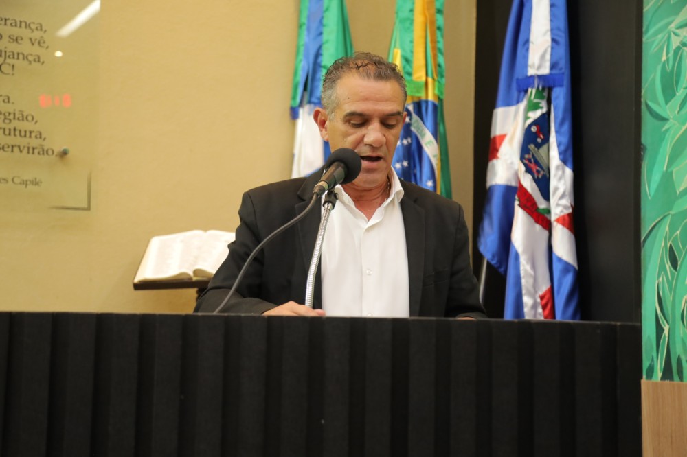 Vanderlei Avelino solicita melhorias em sinalização e estacionamento na cidade