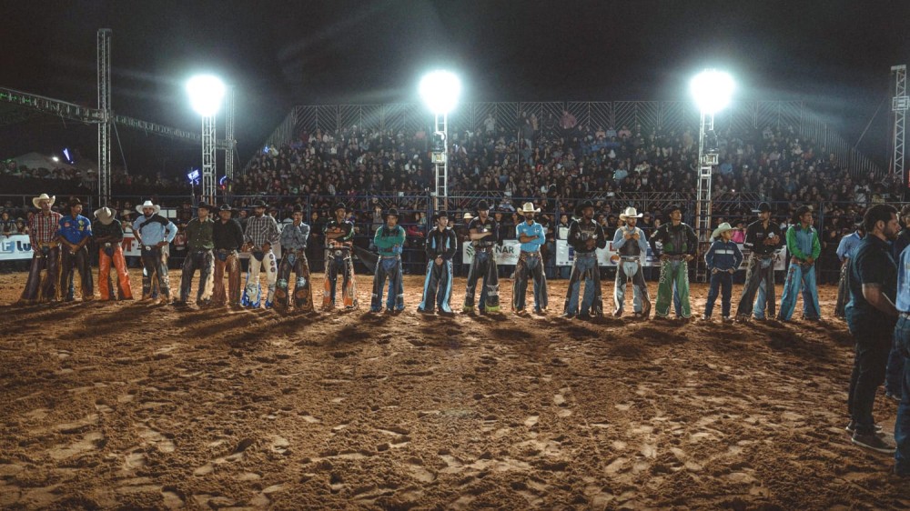 Arena lotada e emoção marcaram o retorno do rodeio na EXPOAGRO 2025