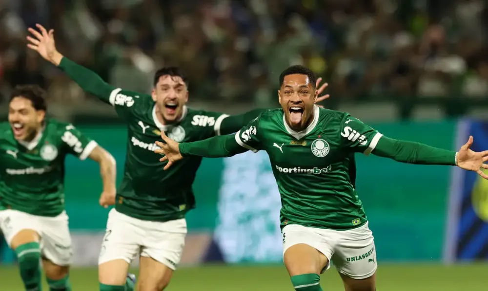 Vitor Roque marca nos acréscimos para levar Palmeiras à liderança