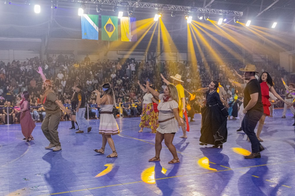 Com o tema ‘Alegria’, Oligran reúne grande público e exibe diversas atrações em noite de abertura