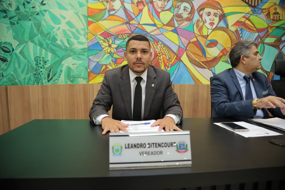 Leandro Bitencourt solicita cobertura na Escola Cooporã e iluminação em LED no Jardim Monte Alto