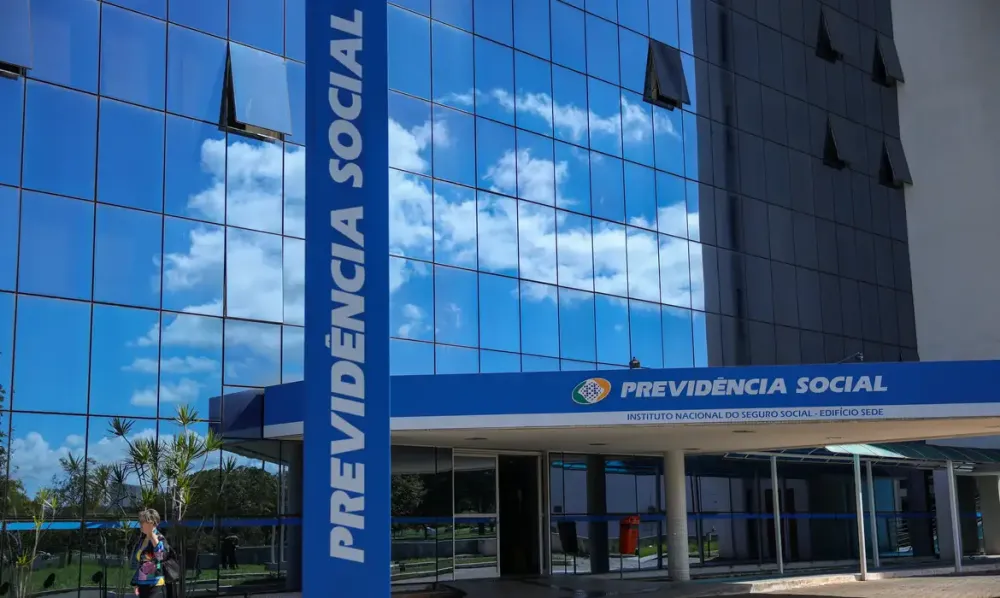 Justiça bloqueia R$ 23,8 milhões de suspeitos de fraude contra INSS