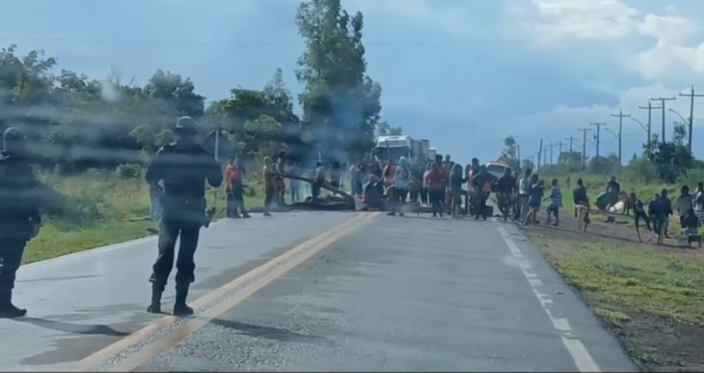 Indígenas bloqueiam rodovia MS-156 em Amambai após prisão de líder da Aldeia Limão Verde
