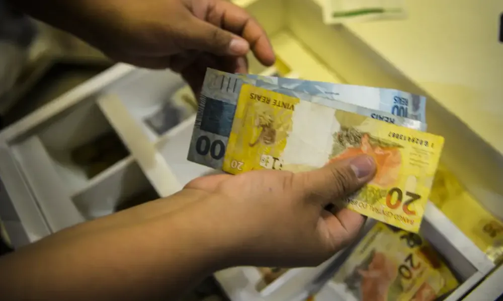 Rendimento médio dos brasileiros chega a R$ 3.270