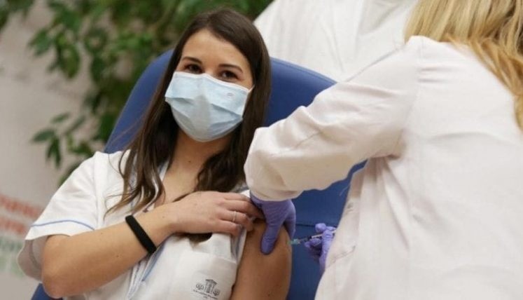 Santa Sé: garantir vacinas a todos é uma questão de justiça