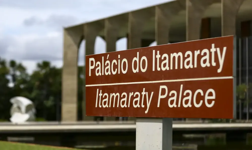 Brasil condena ataques de Israel e dos EUA a instalações no Irã