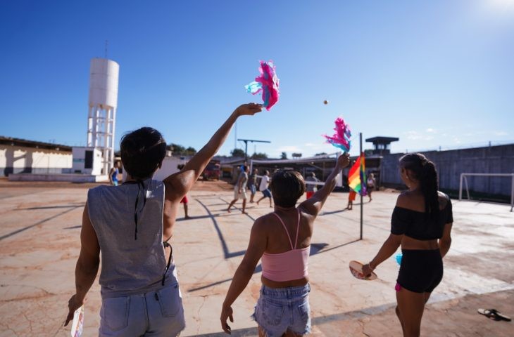 Cidadania e diversidade: Entre muros e sorrisos, torneio de voleibol é liberdade por uma tarde