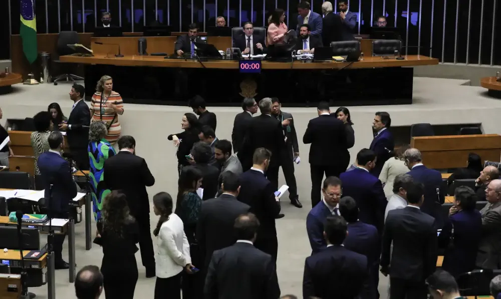 Governo ainda avalia se vai ao Supremo por IOF, diz AGU