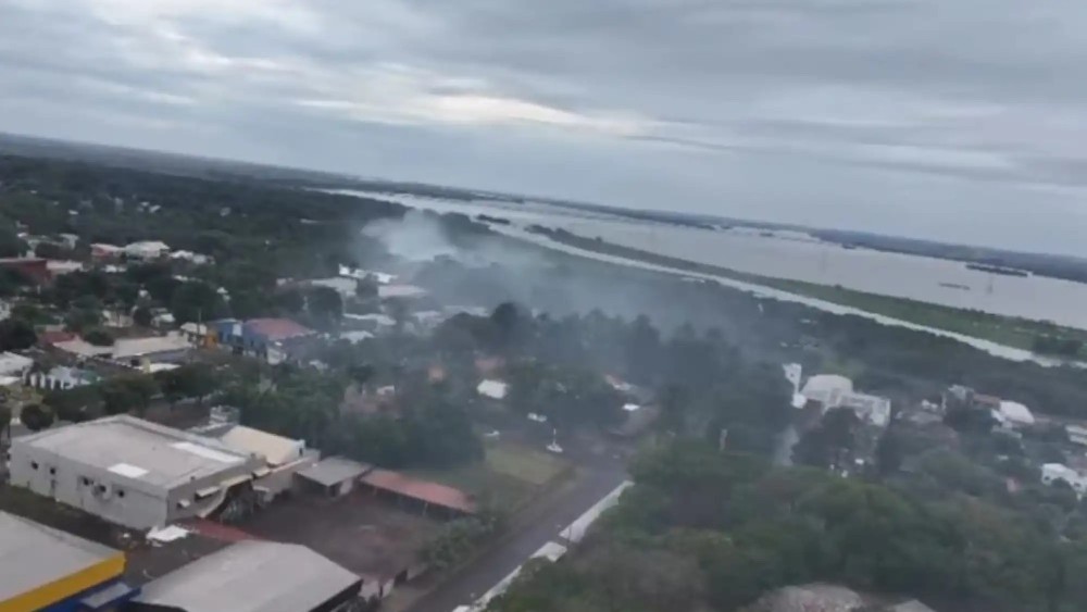 Fumaça de queima de maconha invade cidade da fronteira e obriga escola a suspender aulas