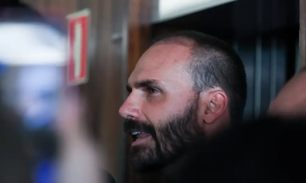 Moraes determina bloqueio de bens e contas de Eduardo Bolsonaro