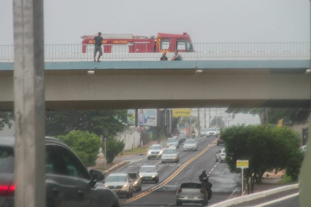 Homem ameaça se jogar de pontilhão de avenida e é resgatado por Bombeiros