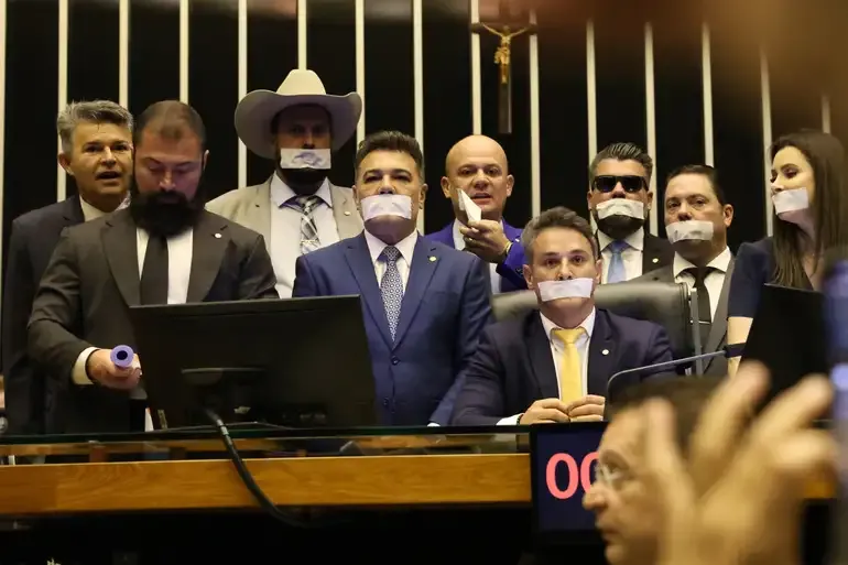 Oposição ocupa plenários por anistia a 8/01 e impeachment de Moraes