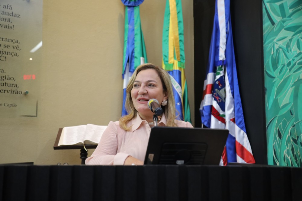 Anny Espínola pede CREAS para Nova Itamarati e semáforo em cruzamento perigoso no centro