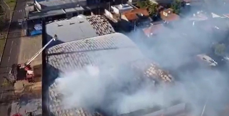 Incêndio destrói atacado de calçados em Campo Grande