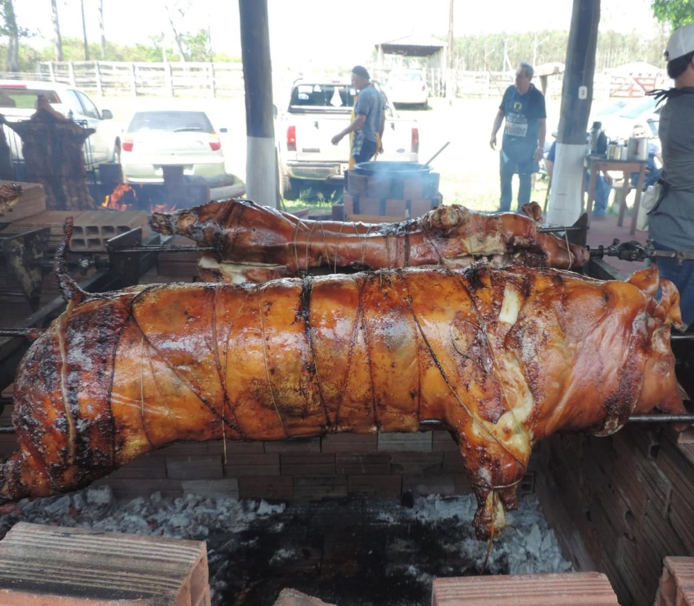 Domingo é dia de Porco no Rolete no CTG Querência da Saudade