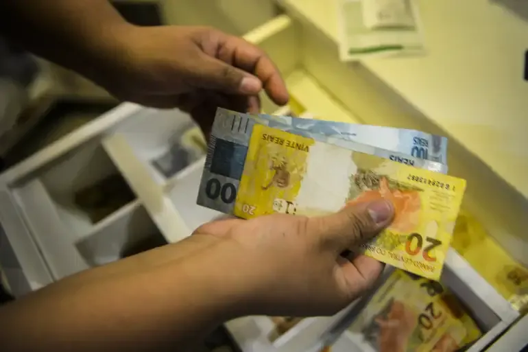Com juro alto, economia desacelera e cresce 0,5% no 2º trimestre