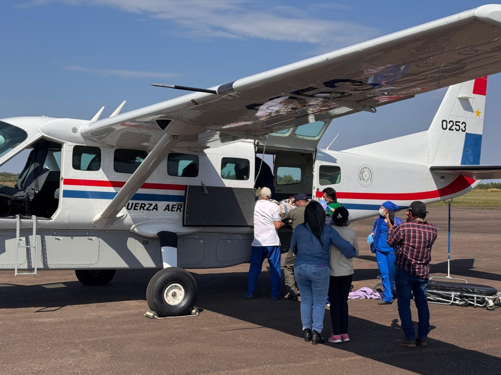 Policial ferido em confronto em Yby Yaú é transferido de avião para hospital em Assunção