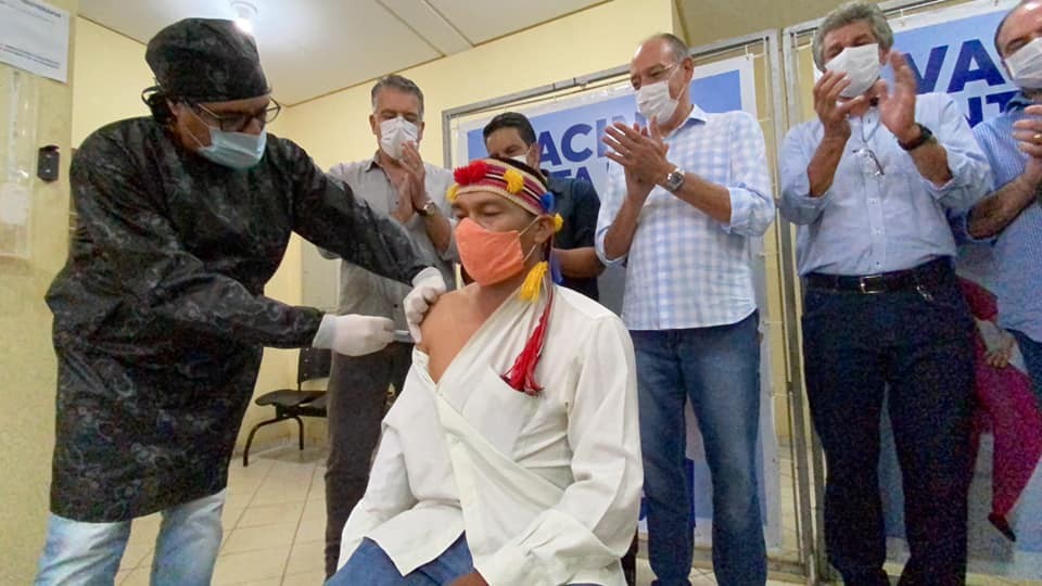 Indígena é vacinado contra a Covid-19 em Ponta Porã