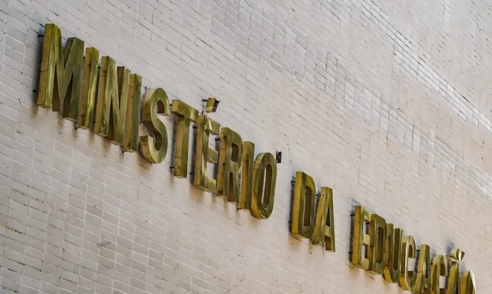 MEC lança curso de 180 horas para professores do ensino médio público
