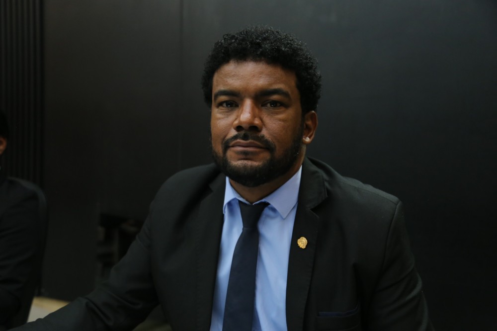 Reinaldo Jalasca solicita espaços de lazer e melhorias na sinalização viária