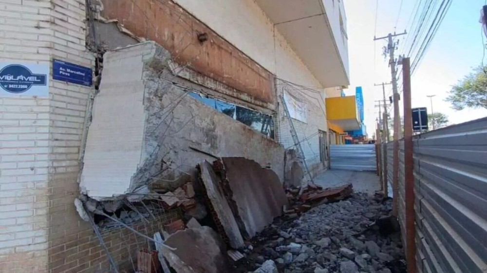 Desabamento em obra deixa 2 trabalhadores feridos
