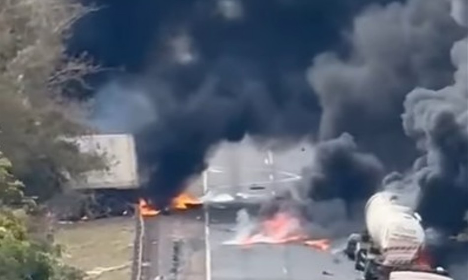 Grave acidente seguido de incêndio envolve carretas na BR-163 no Anhandui
