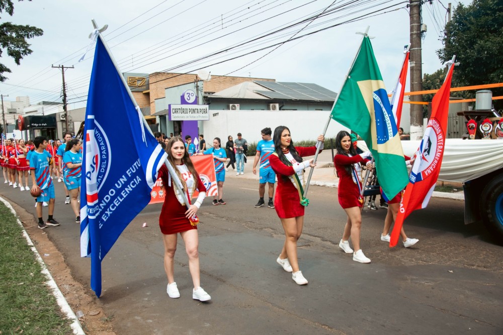 Universidade Central do Paraguay de Pedro Juan participa do desfile em Ponta Porã
