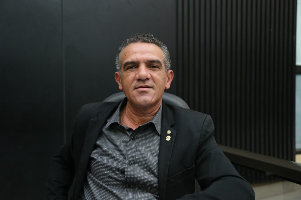Vanderlei Avelino solicita melhorias em vias e escola do Parque dos Ipê II