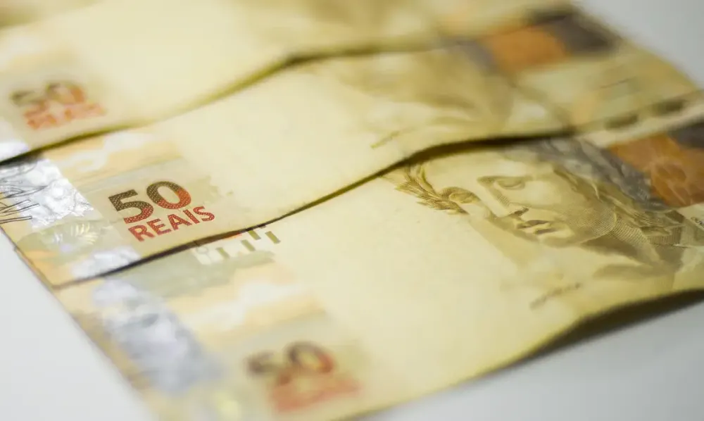 Arrecadação federal no ano supera 2024, apesar da queda em agosto