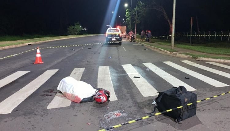 Motociclista morre em colisão com caminhão na Capital