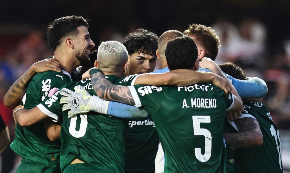 Virada e derrota rubro-negra levam Palmeiras à ponta do Brasileirão
