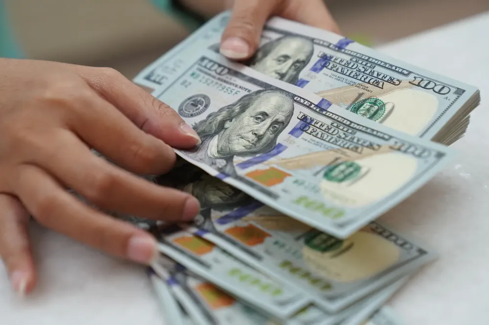 Dólar cai para R$ 5,31 após conversa entre Lula e Trump