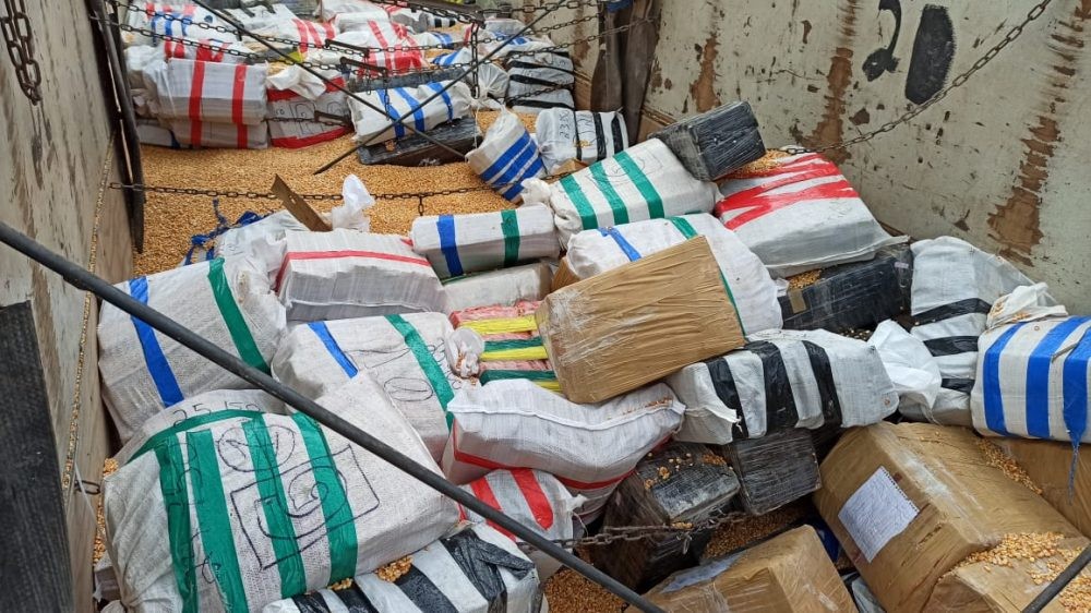 PRF apreende 2 carretas e grande carga de maconha na BR-463