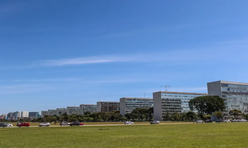 TCU suspende exigência de governo buscar centro da meta fiscal em 2025