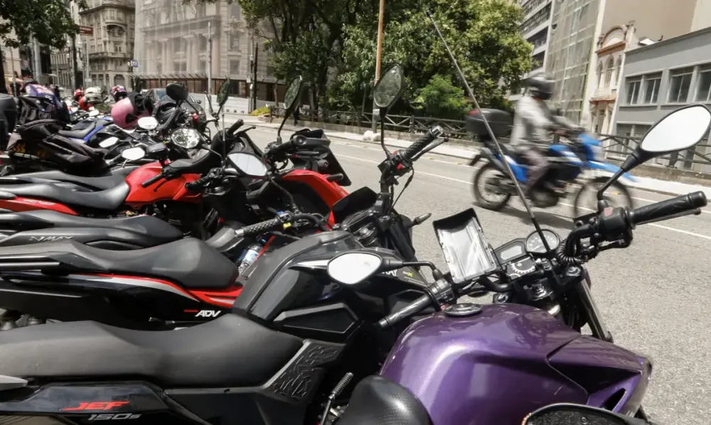 Trabalhador por aplicativo ganha mais, porém tem jornadas mais longas