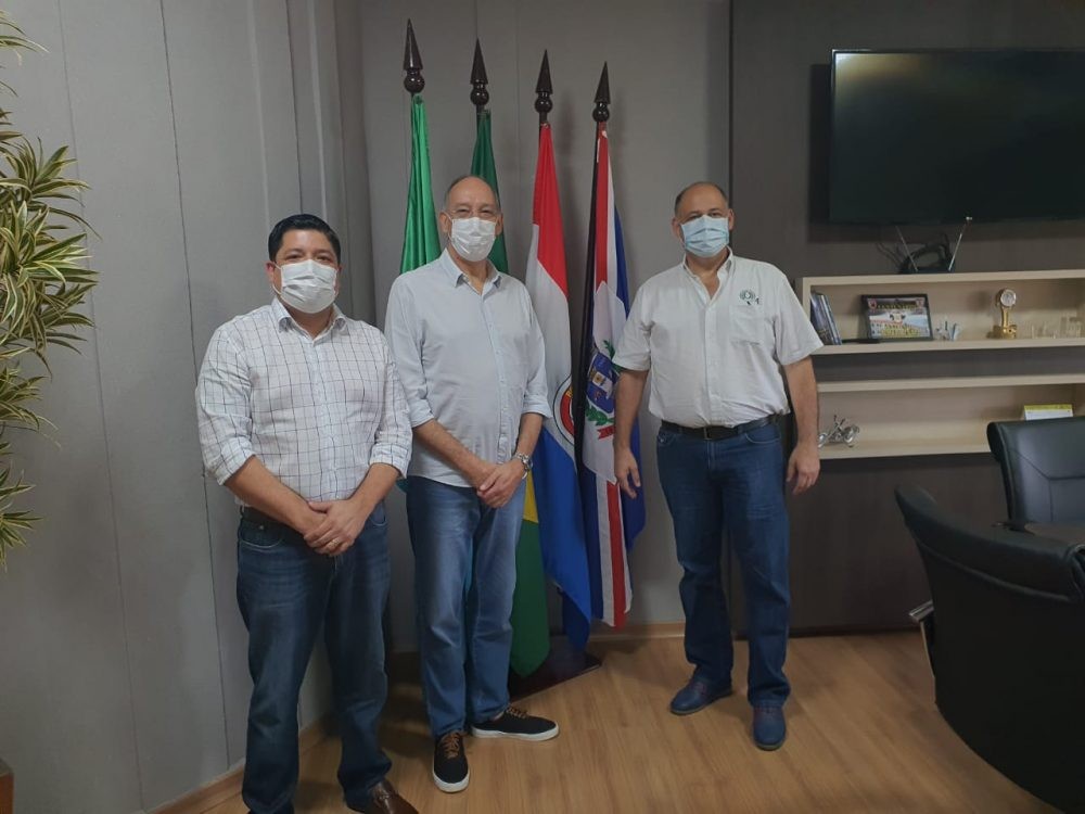 Prefeito Hélio Peluffo recebe senador paraguaio Abel Gonzalez