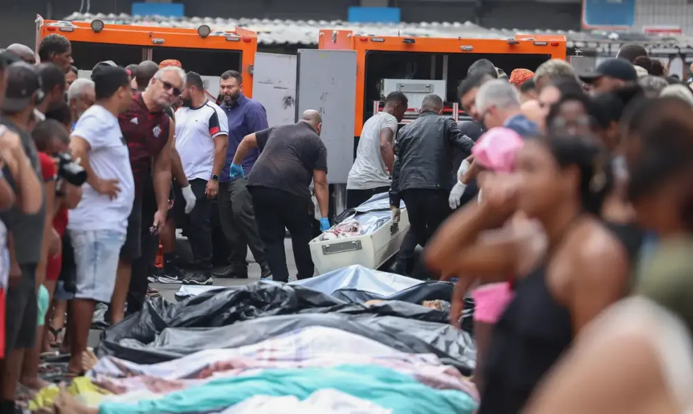 Moradores retiram cerca de 60 corpos em área de mata após operação