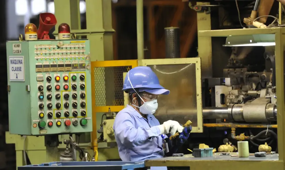 Produção industrial recua 0,4% em setembro, mostra IBGE
