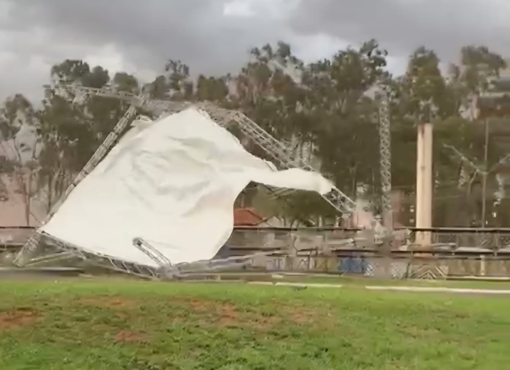 Veja: Vendaval causa estragos no parque de exposições de Naviraí