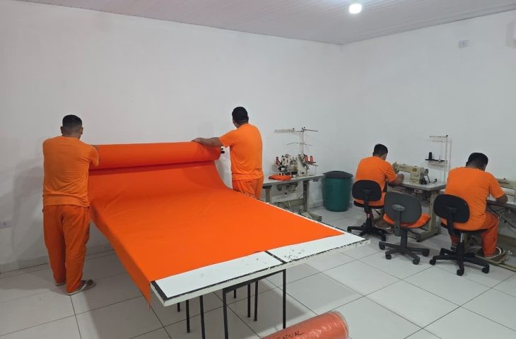Estabelecimento Penal amplia sala de costura e dobra número de internos em atividade laboral