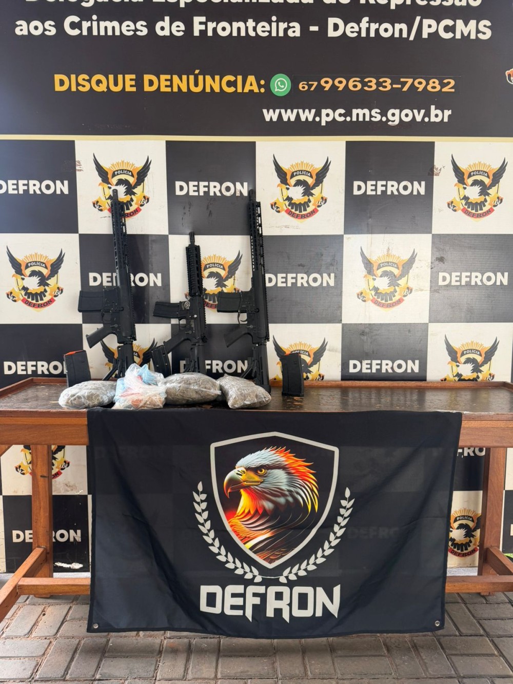 Defron prende rapaz em flagrante com 3 fuzis, cocaína e skunk no Bairro Carandá