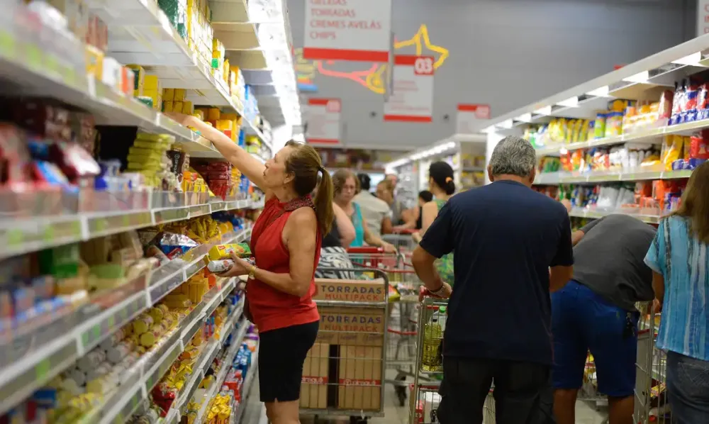 Mudanças no vale-alimentação ajudam a combater inflação, diz Abras