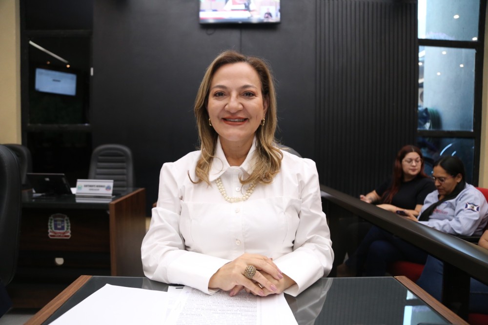 Vereadora Anny Espínola pede fisioterapeuta e odontólogo atendendo na ADF