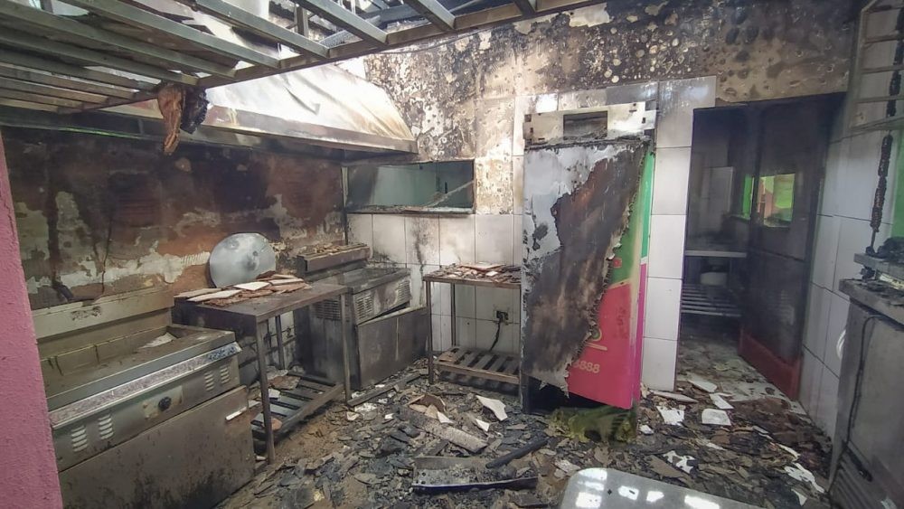 Incêndio em casa de doces mobiliza bombeiros na Av. Júlio de Castilho