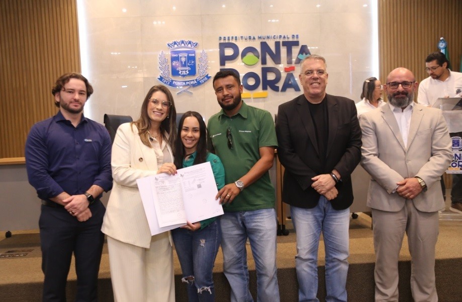 Prefeitura entrega títulos definitivos e realiza sonho de famílias após décadas de espera
