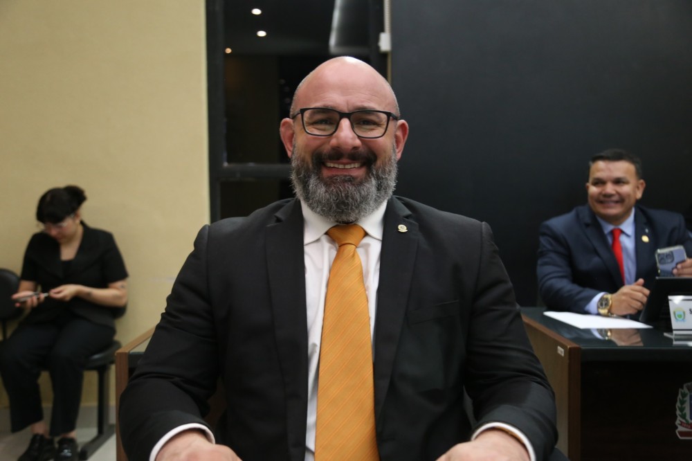 Vereador Carlos Bordão pede melhorias para o parque infantil da Coophafronteira