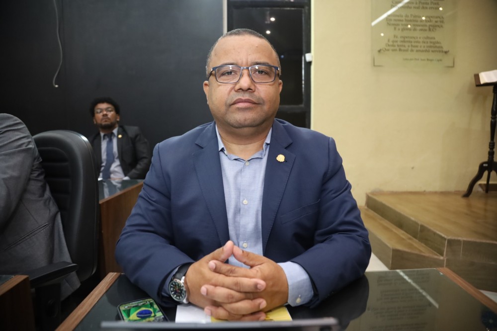 Vereador Jelson Bernabé cobra operação tapa-buracos no bairro da Granja