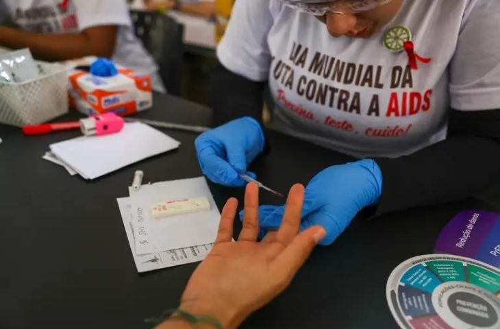 Dezembro Vermelho reforça testagem e cuidado contínuo às pessoas com HIV/AIDS em MS